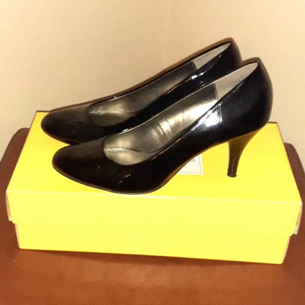 Black Patient leather  2in pumps by Bandolino, round toe